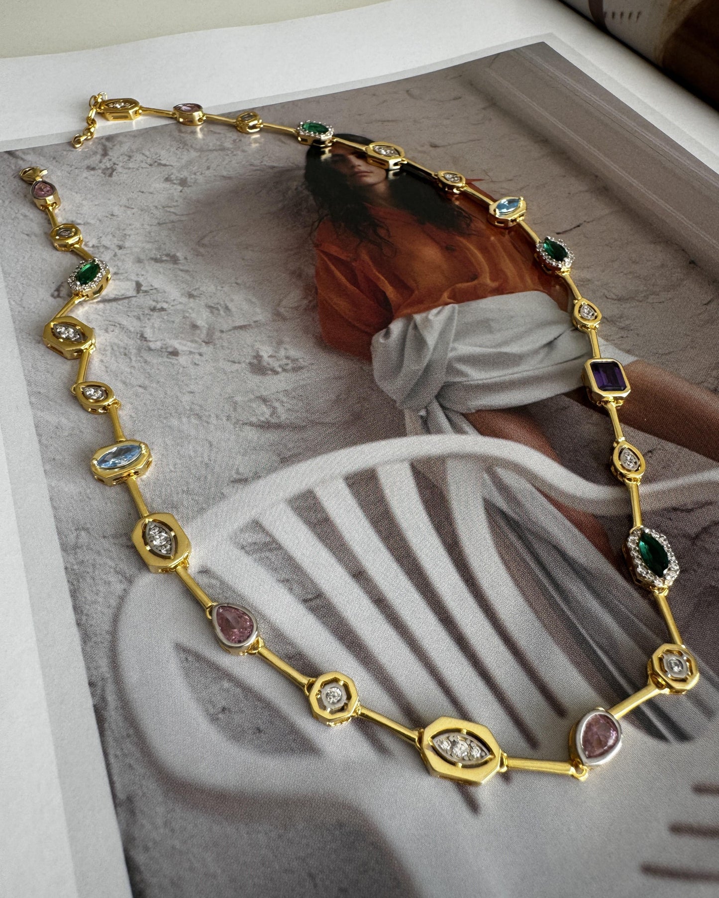 RENKLİ TAŞLI CHOKER KOLYE