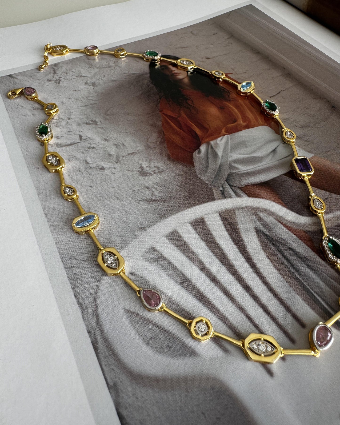 RENKLİ TAŞLI CHOKER KOLYE